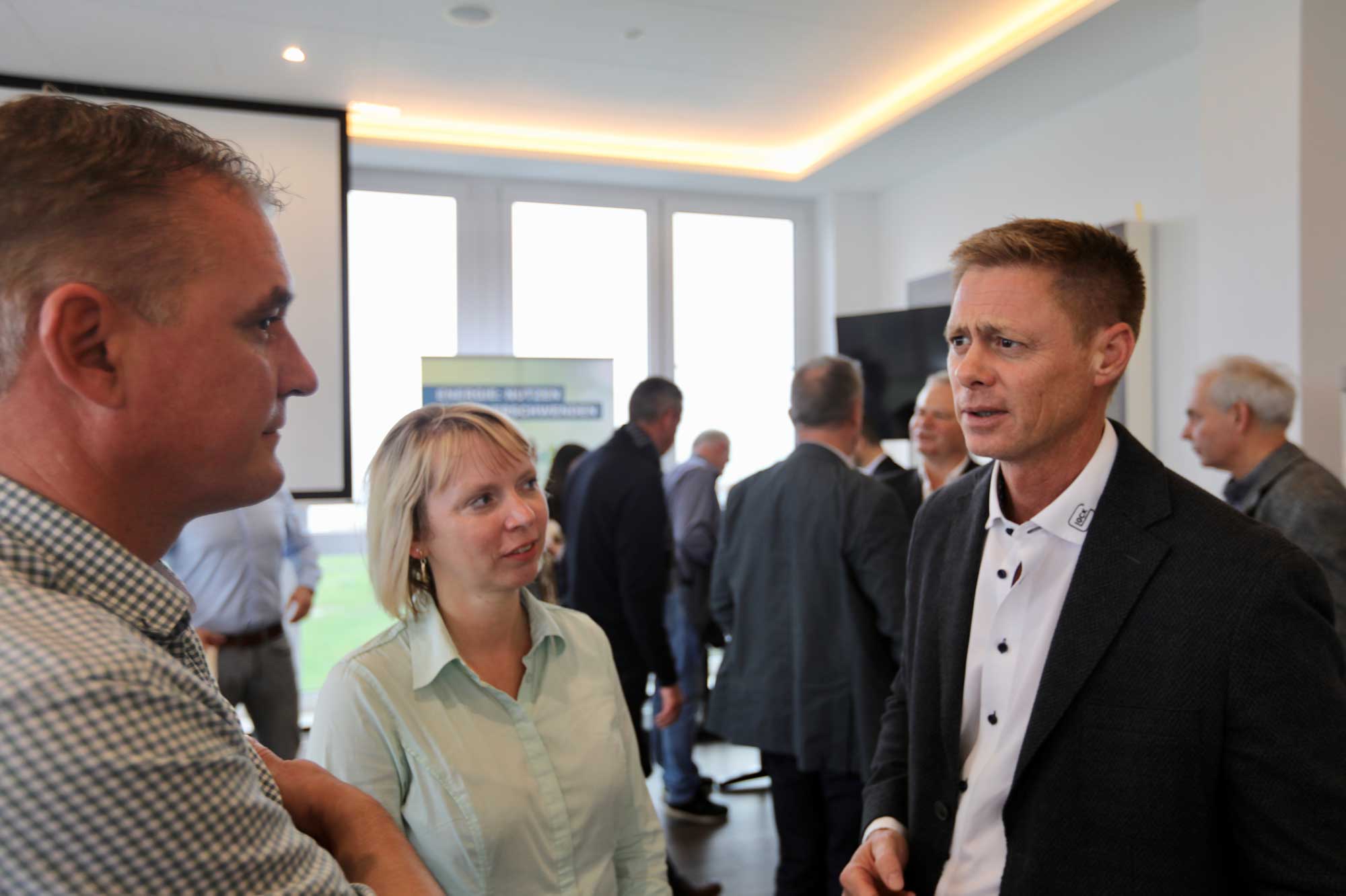 Unsere Geschäftsführer Ricardo Joerges und Nicole Winkler im Gespräche mit Alexander Peemöller von Glock Oekoenergie